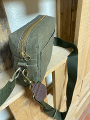 Bild in der Galerie-Ansicht anzeigen, Umhängetasche olive
